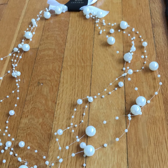 Body Central Fake Pearl Necklace - Picture 3 of 5